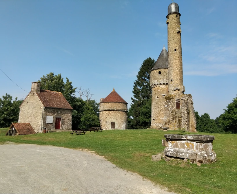 Tour de Bonvouloir, le pigeonnier et la chapelle à Juvigny-Val-d'Andaine